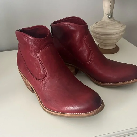 Woman’s Elegant Leather Ankle Boots - Picture 2 of 5